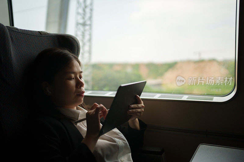 亚洲女性乘火车旅行