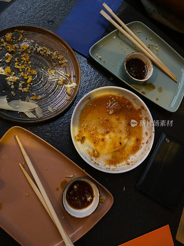 用筷子夹空盘子，日本餐或中餐吃完后弄脏
