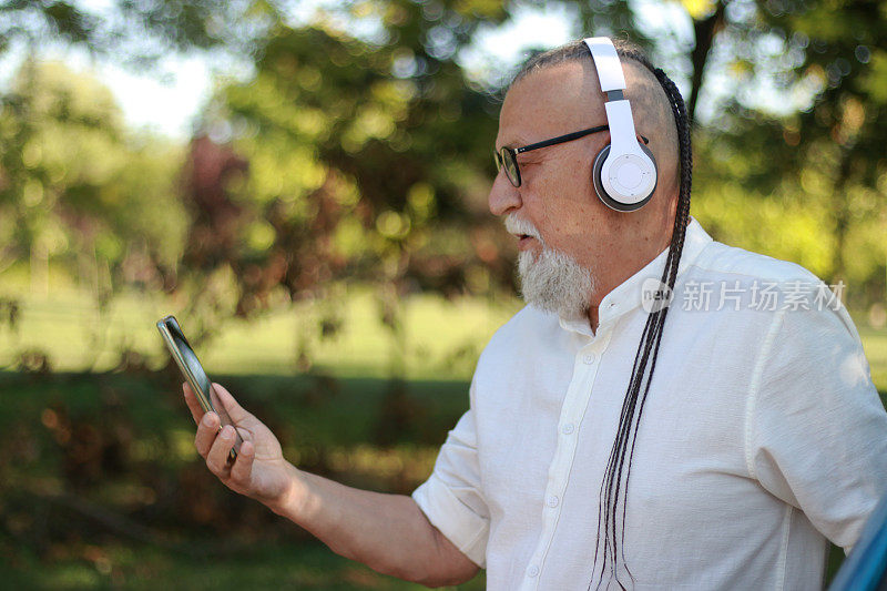 成熟的现代男人用智能手机进行视频通话