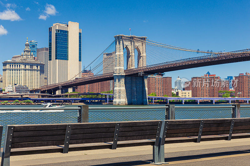 布鲁克林大桥，曼哈顿市政大楼，威瑞森大厦和东河。