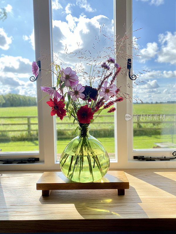 橡木窗台上的花瓶，俯瞰着农村的农田