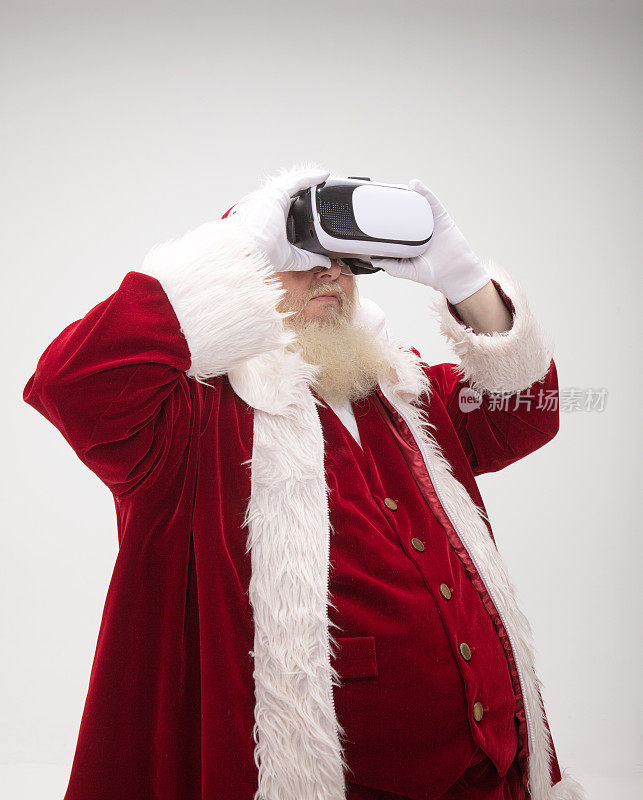 戴VR眼镜的圣诞老人