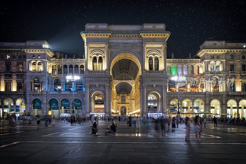 假期在意大利-米兰的大教堂广场和伊曼纽尔二世的维托里奥画廊