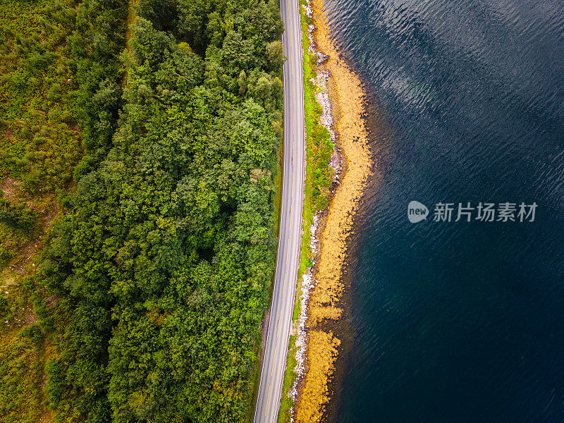 鸟瞰挪威安达尔斯，中间有一条路