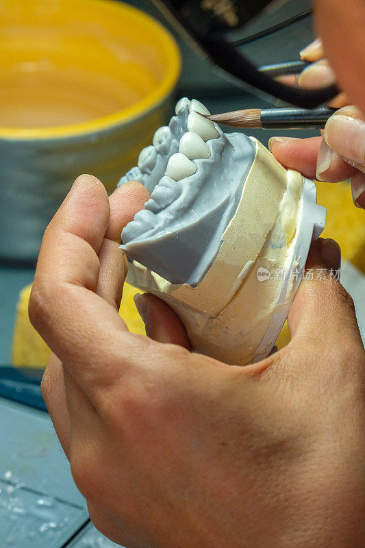 专业牙科技师用自己的双手塑造牙齿