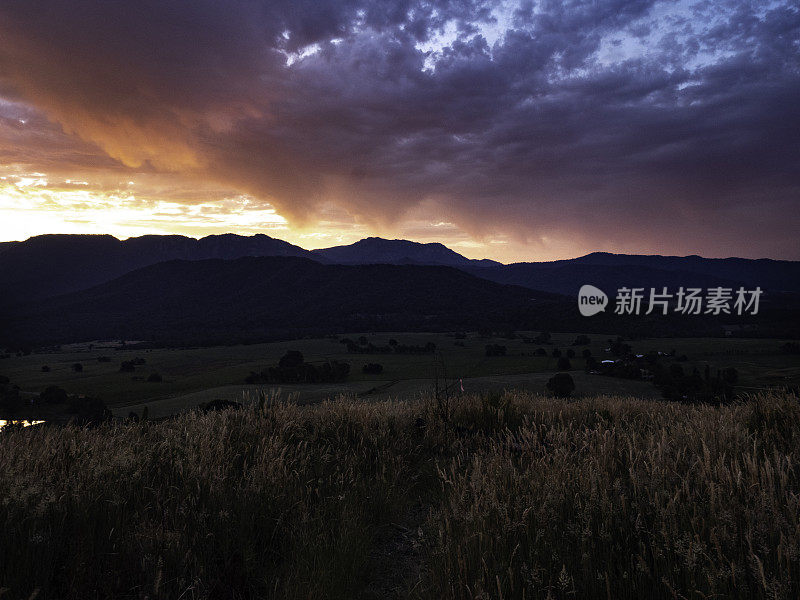 晚霞，山谷和山