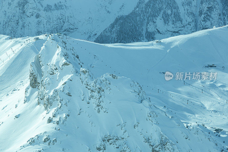 滑雪者在冬季滑雪场滑雪