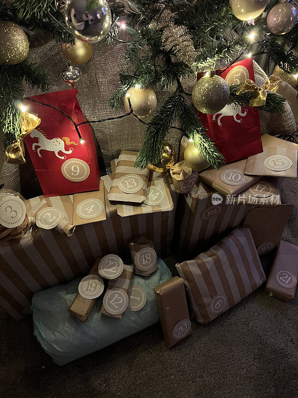 圣诞节日历diy风格与包装在圣诞树下12月的礼物传统