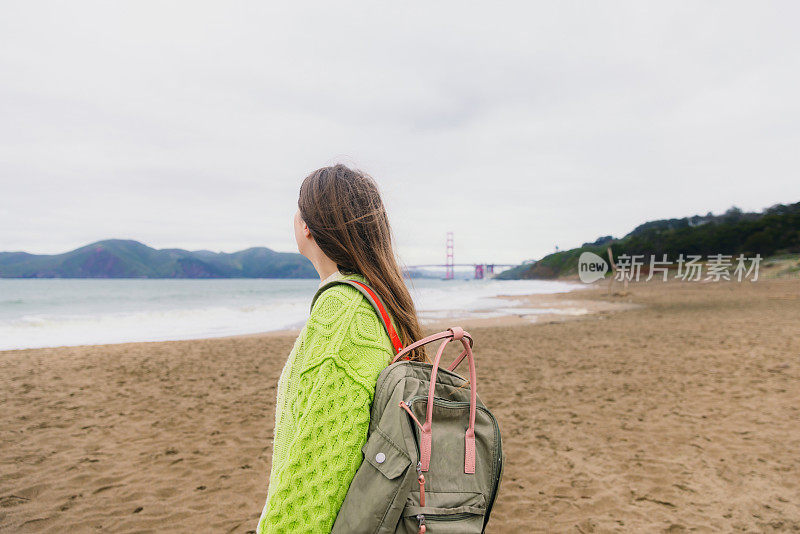 一名女子凝视着加州旧金山的贝克海滩