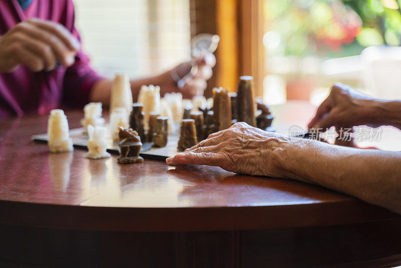 两位老人在养老院下棋