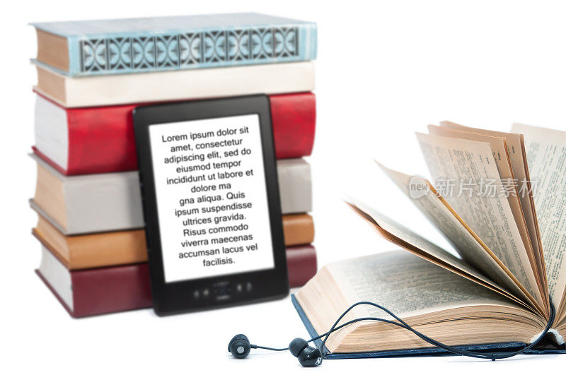 传统的纸质书、电子书和耳机被隔离在白色背景上。另一种读书方式的概念。
