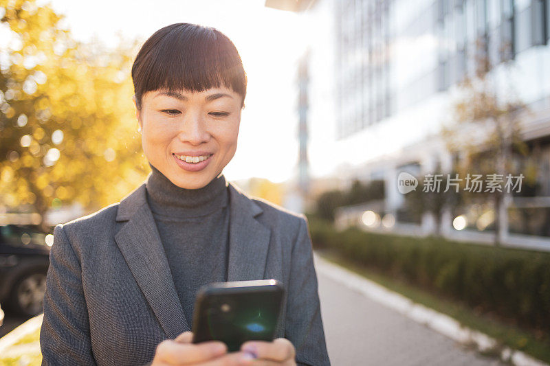 使用手机的女人的特写肖像