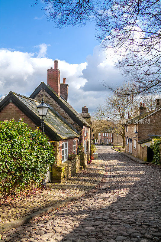 传统田园诗般的英国乡村哈姆雷特，有小屋和狭窄的鹅卵石路