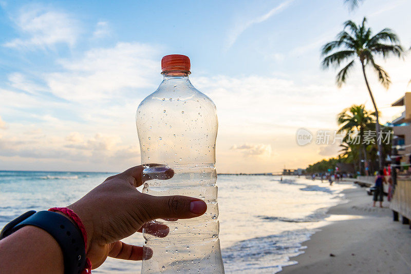 海滩上的塑料瓶