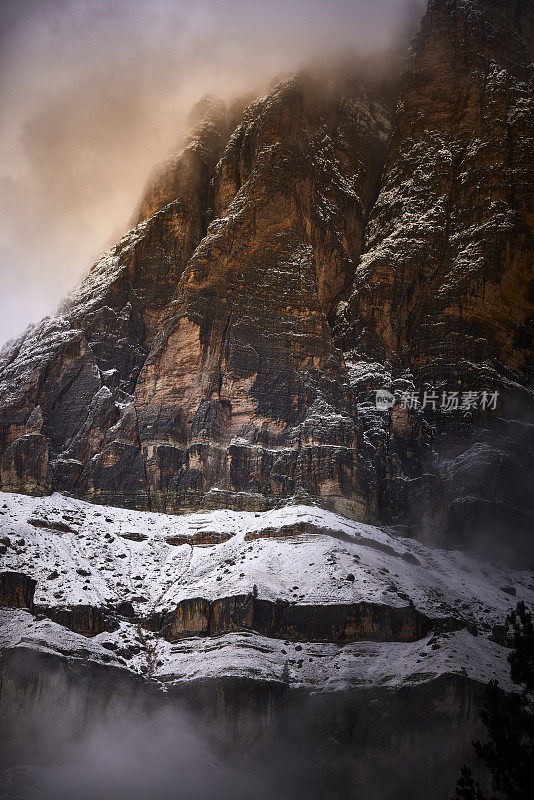 山峰覆盖着今年的第一场雪，多洛米蒂阿尔卑斯山，特伦蒂诺上阿迪杰，意大利