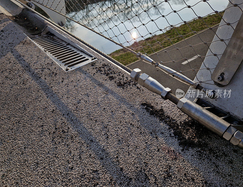 不锈钢网张拉在桥栏杆上。下钢丝绳作为排水屏障。轮椅使用者不必撞车，自行车是由缆绳引导在侧面，小径，道路标记