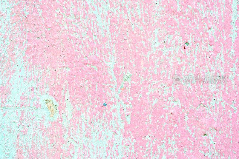 风化的粉红色水泥墙背景显示出剥落、裂缝和潮湿的迹象。