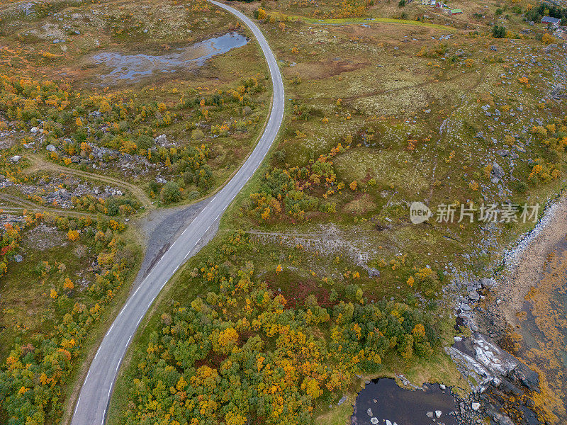 在岩石地形上的道路