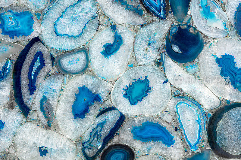 由天然蓝玛瑙制成的蓝色马赛克样本收集。