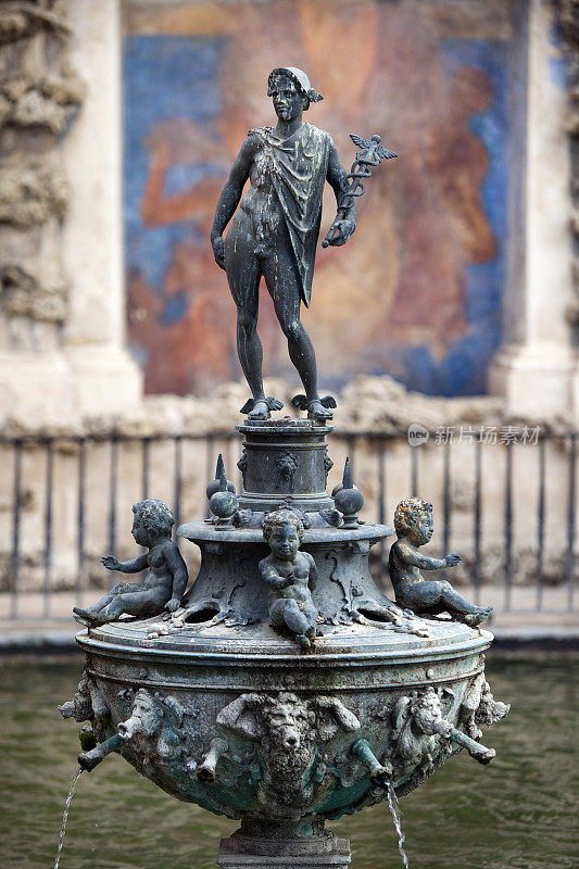 西班牙塞维利亚城堡花园的喷泉