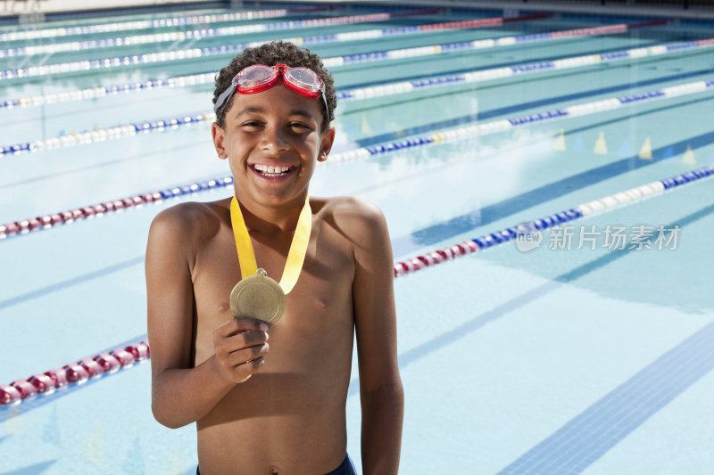 获得奖牌的年轻游泳运动员