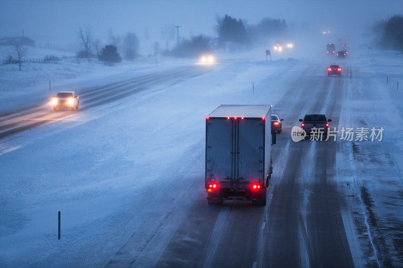 州际高速公路上的冬季暴风雪