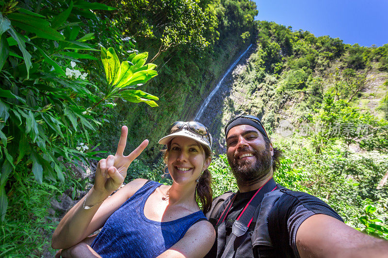 一对情侣在夏威夷毛伊岛Makahiku瀑布自拍