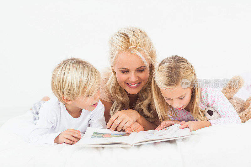 妈妈和孩子们在看书