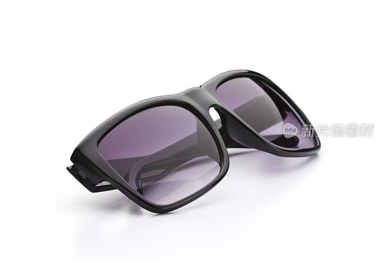 现代太阳眼镜与黑色框架上的白色背景