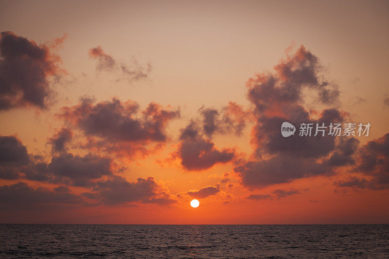 太阳在海上