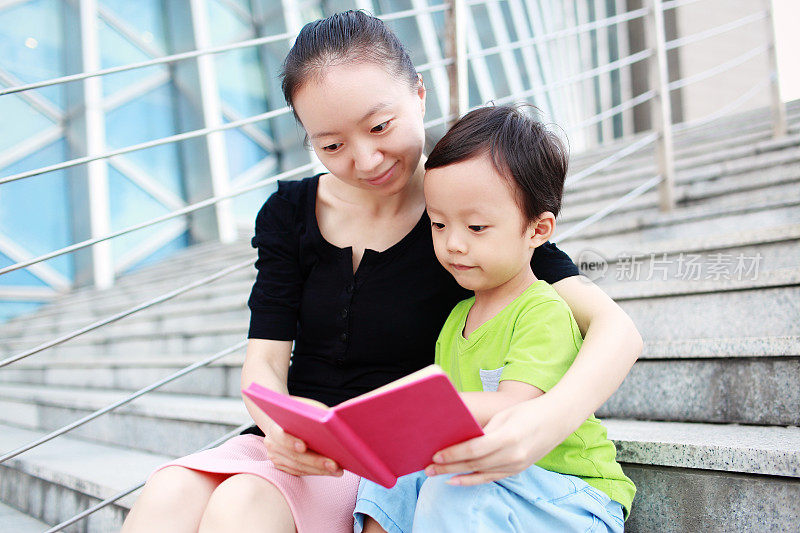 图书馆里的女人和儿子