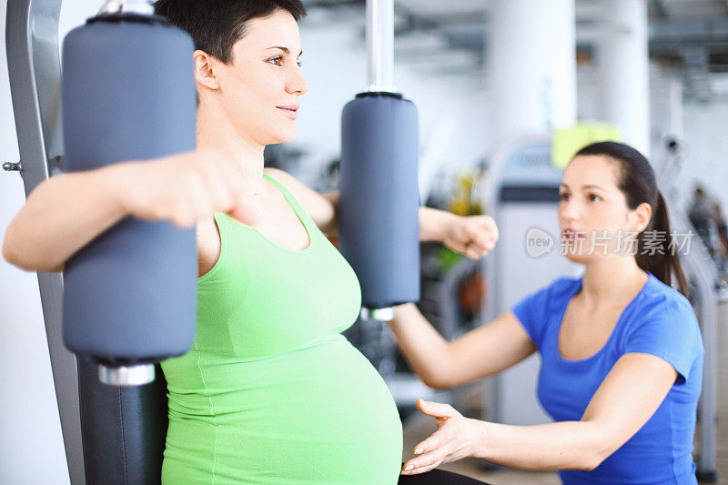 孕妇在健身房锻炼。