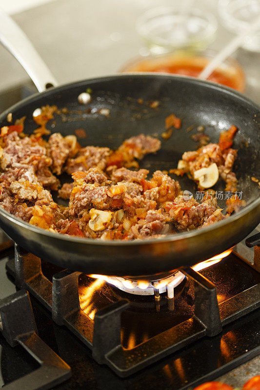 意大利肉酱面在煤气炉上烹饪