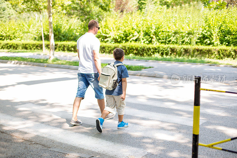 男孩和他的父亲一起过马路