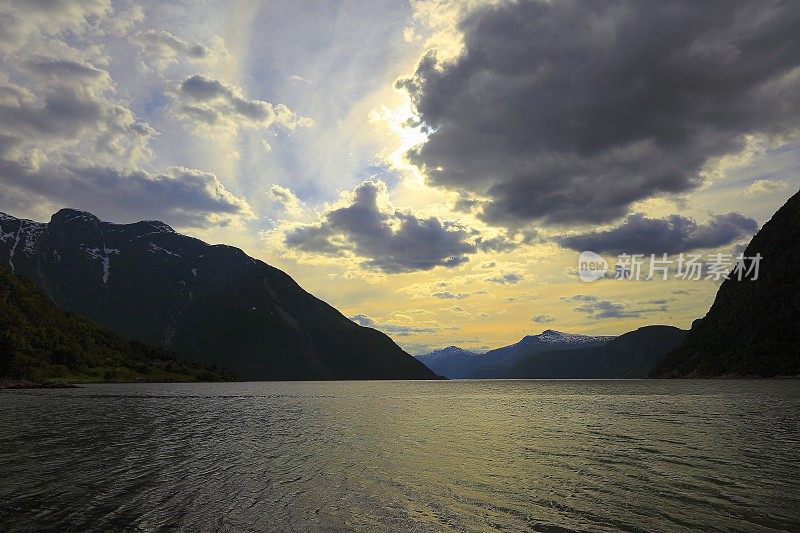 罗弗敦戏剧性的午夜太阳全景峡湾，挪威，斯堪的纳维亚