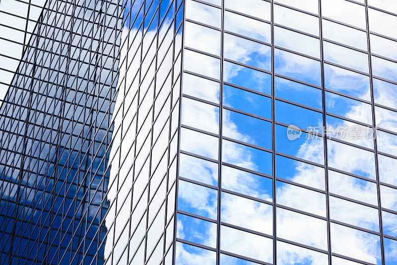 云朵反射在现代的玻璃立面上