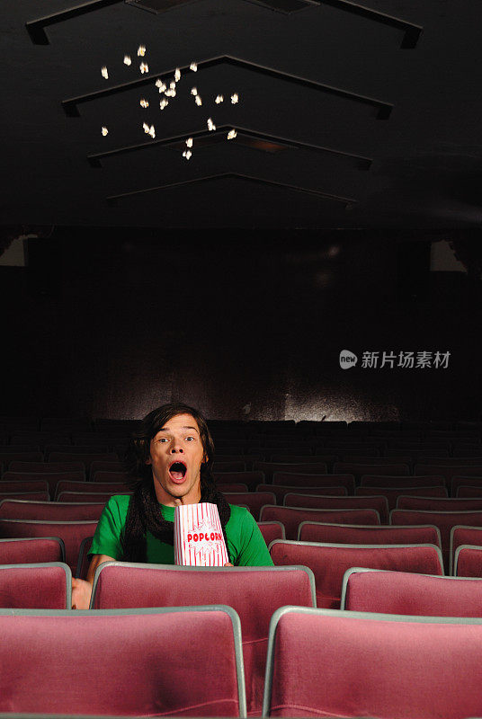 爆米花怎么会在电影院的地板上