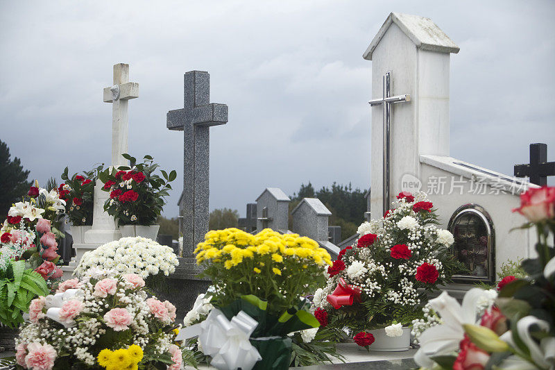 墓地里的十字架和花束。