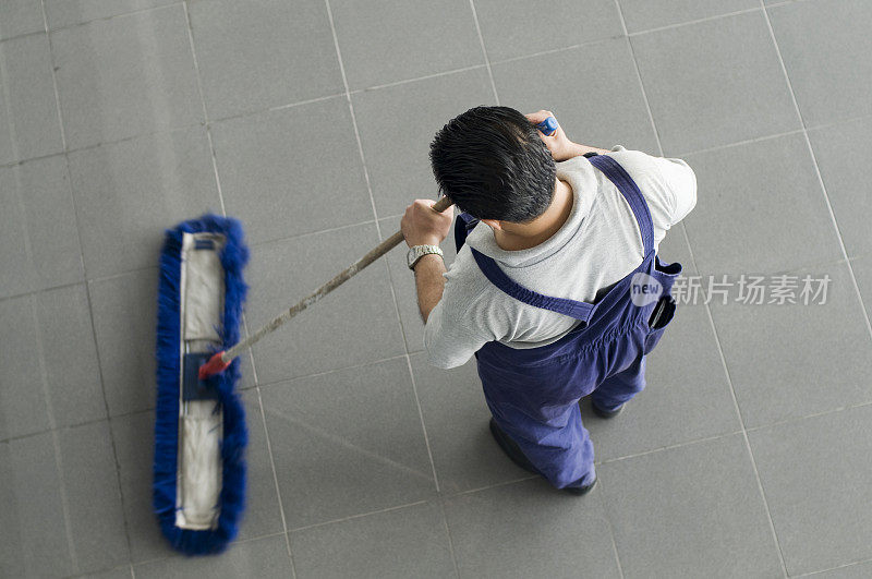 男人在打扫地板