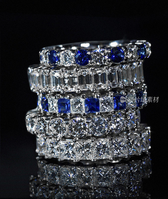 钻石和蓝宝石戒指