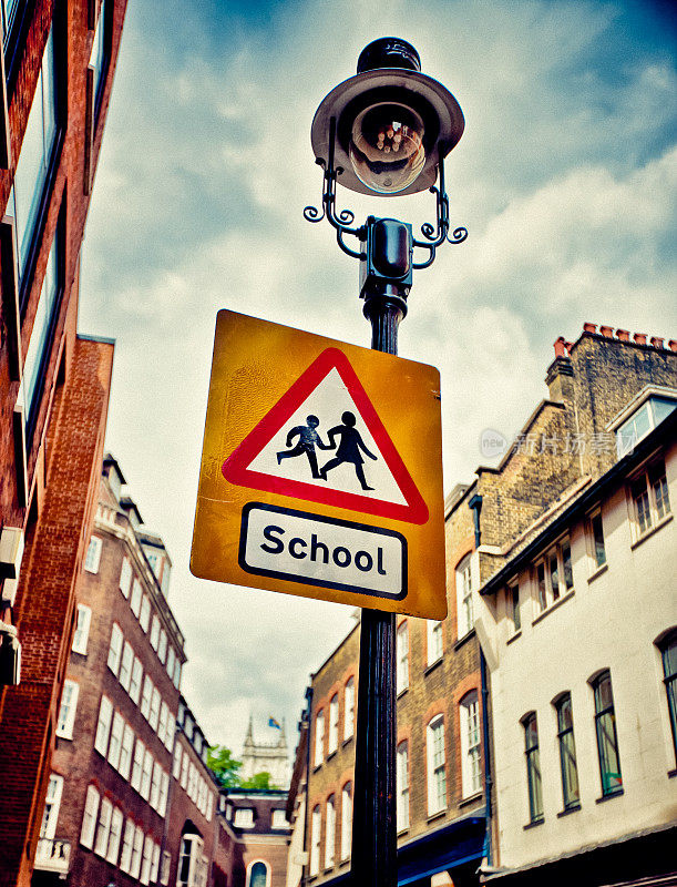 学校十字路口标志，伦敦街，英国