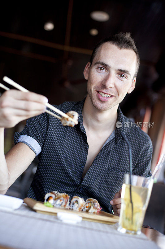 吃寿司的快乐青年