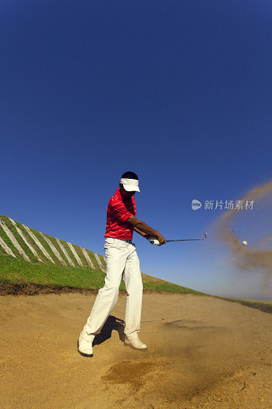 高尔夫球手打沙坑