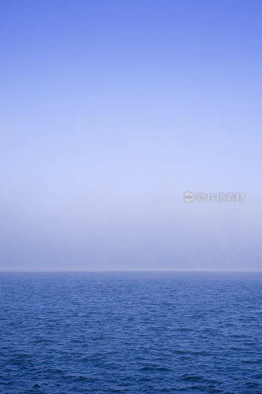 大海和天空的抽象构图