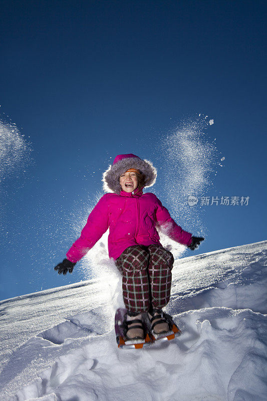 穿着雪鞋走