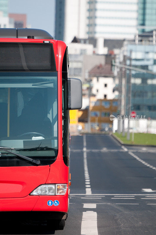 红色公共汽车在车站，道路和复印空间