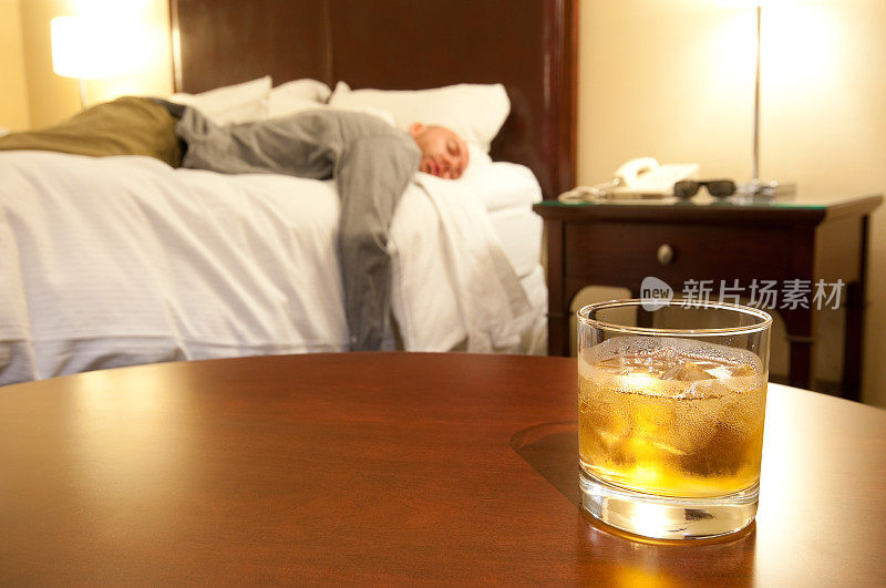 一个男人昏倒在旅馆的床上