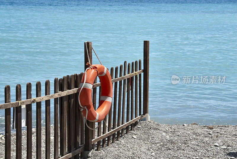 浮标附在围栏上