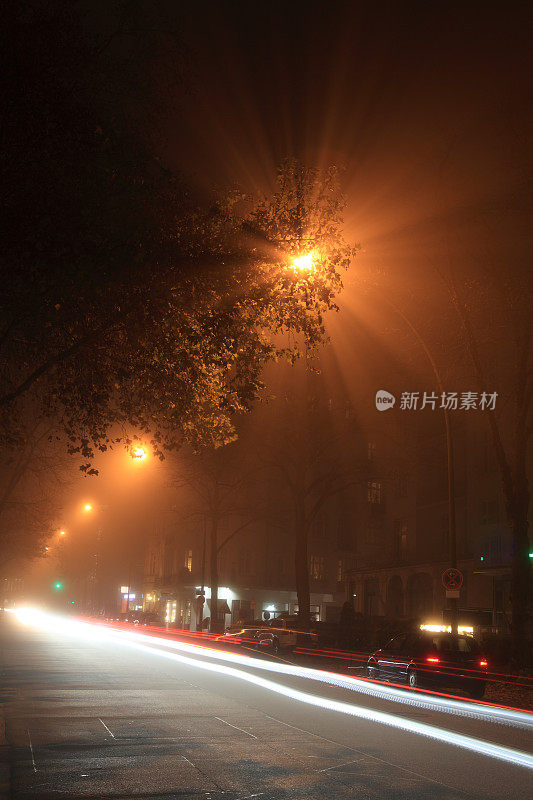 夜晚的街道和雾