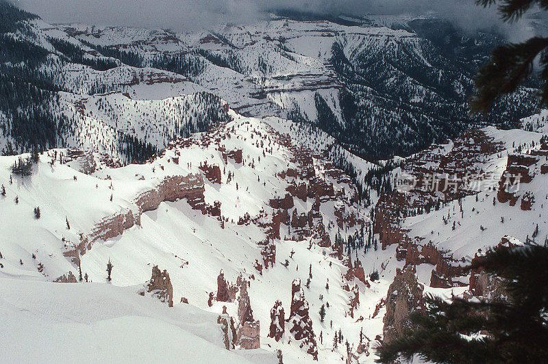 冬季大雪红石雪松打破犹他州国家纪念碑